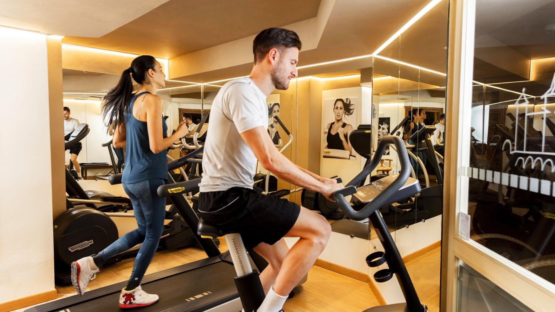 Due persone si allenano in palestra, energia e determinazione riempiono l'atmosfera.