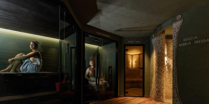 Atmosfera rilassante in una spa con sauna, bagno turco e doccia nebbia fredda.